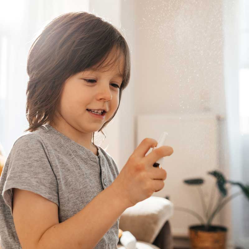 Junge mit Nasenspray Allergien behandeln